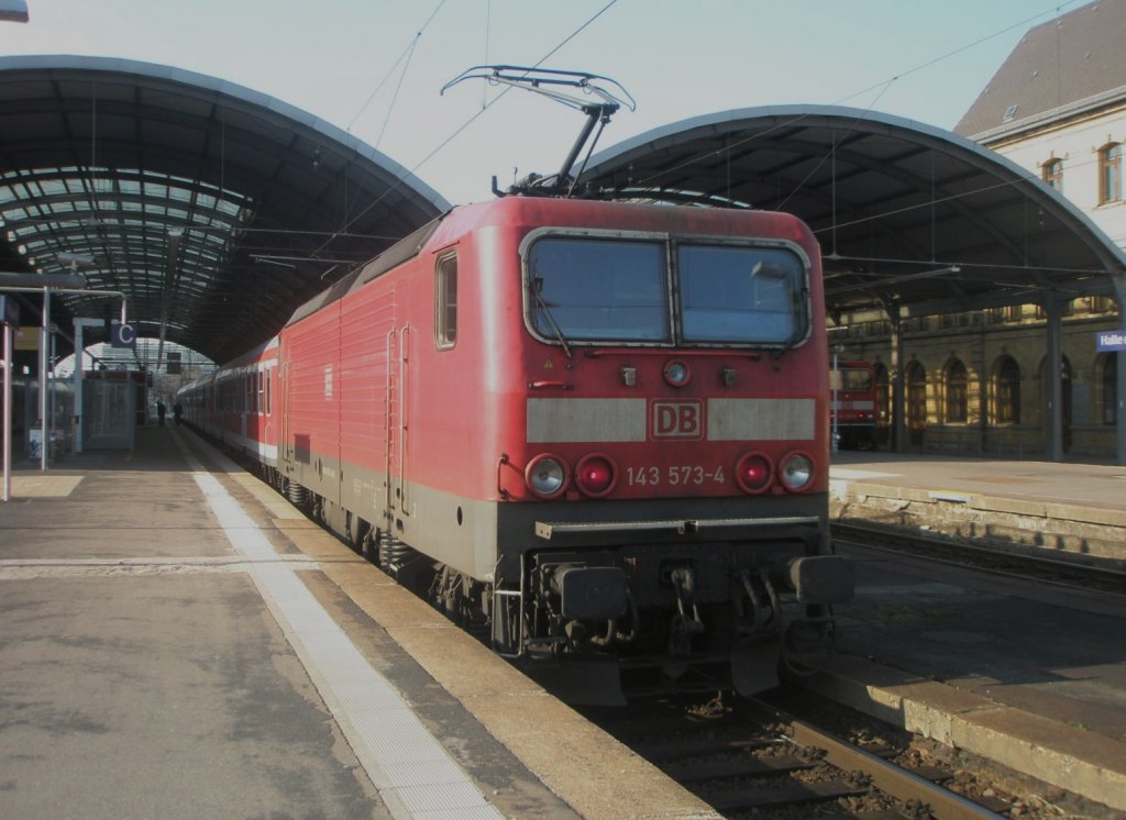 Hier 143 573-4 mit einem RE9 nach Halle(Saale) Hbf., dieser Zug stand am 6.4.2010 in Halle(Saale) Hbf.
