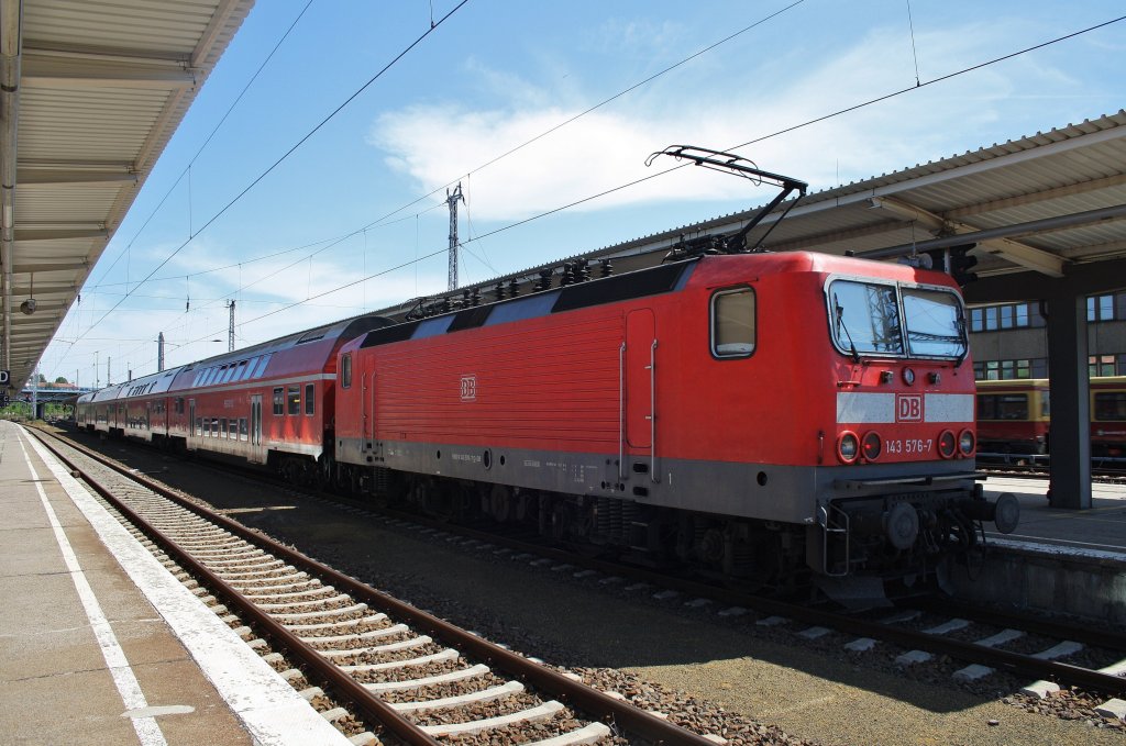 Hier 143 576-7 mit einem RE7 (RE18256) von Berlin Lichtenberg nach Wünsdorf-Waldstadt, dieser Zug stand am 26.5.2012 in Berlin Lichtenberg. 