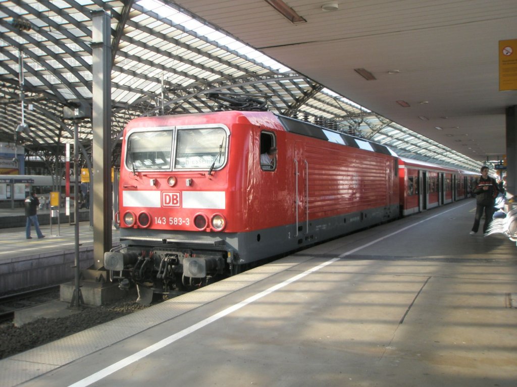 Hier 143 583-3 als S6 von Kln Nippes nach Essen Hbf., bei der Ausfahrt am 13.10.2010 aus Kln Hbf.