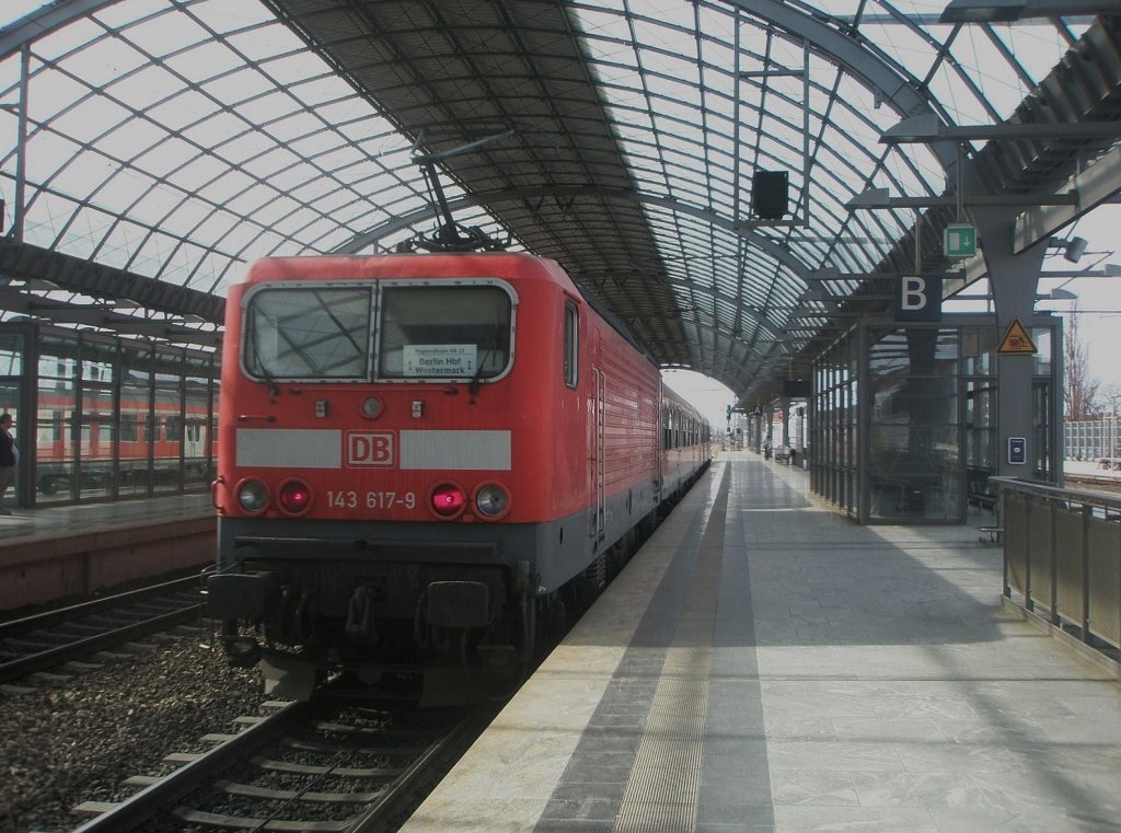 Hier 143 617-9 mit einer RB13 von Berlin Hbf. nach Wustermark, bei der Ausfahrt am 1.4.2010 aus Berlin Spandau.