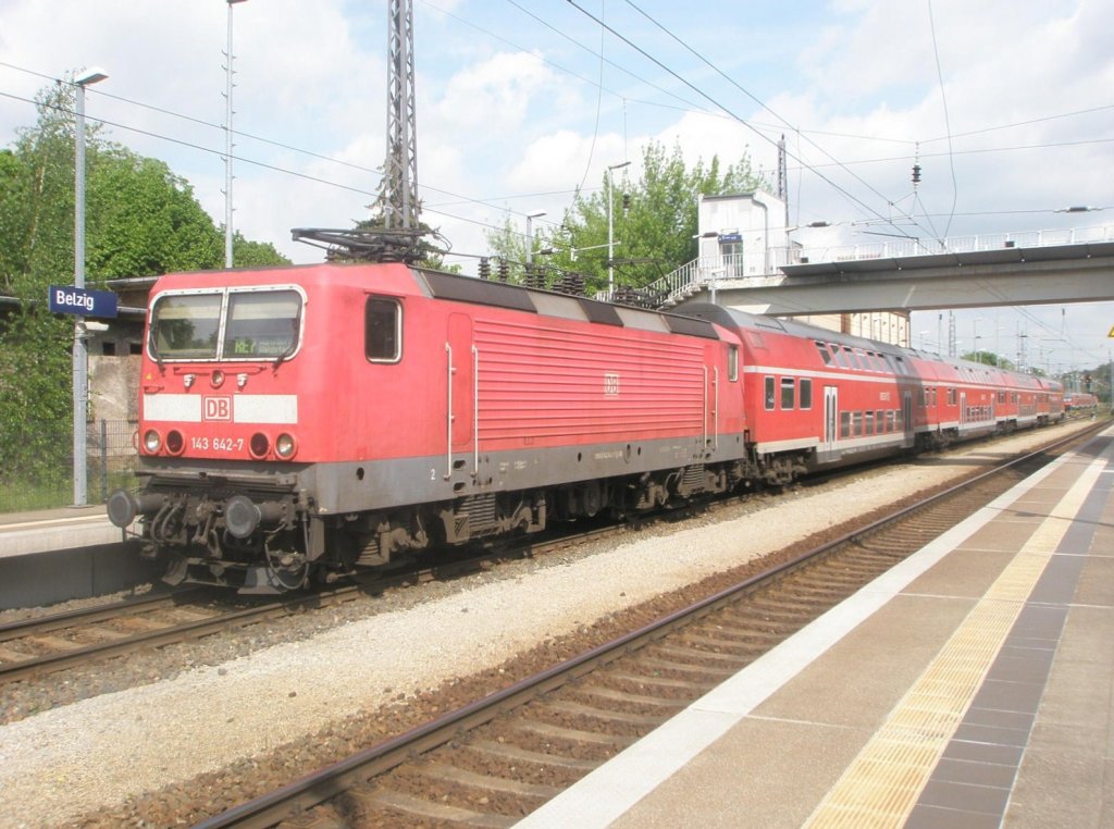 Hier 143 642-7 mit einem RE7 von Wnsdorf-Waldstadt nach Rolau(Elbe), dieser Zug stand am 23.5.2010 in Bad Belzig.