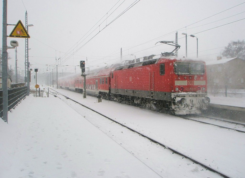 Hier 143 642-7 mit einem RE7 von Bad Belzig nach Berlin Friedrichstrae, bei der Ausfahrt am 19.12.2010 aus Bad Belzig.
