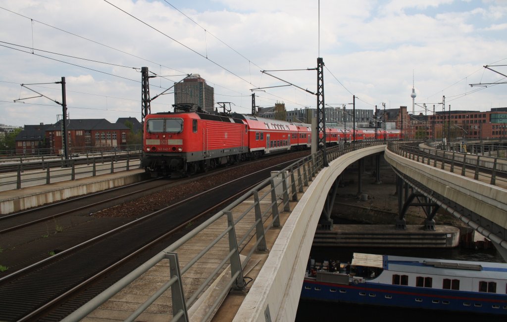 Hier 143 642-7 mit einem RE1 (RE18076)  Baumblten-Express  von Berlin Ostbahnhof nach Werder(Havel), bei der Einfahrt am 1.5.2013 in Berlin Hbf. 