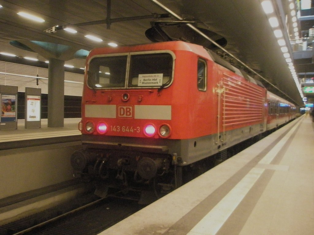 Hier 143 644-3 mit einer RB13 von Berlin Hbf. nach Wustermark, dieser Zug stand am 3.2.2010 in Berlin Hbf.(tief).