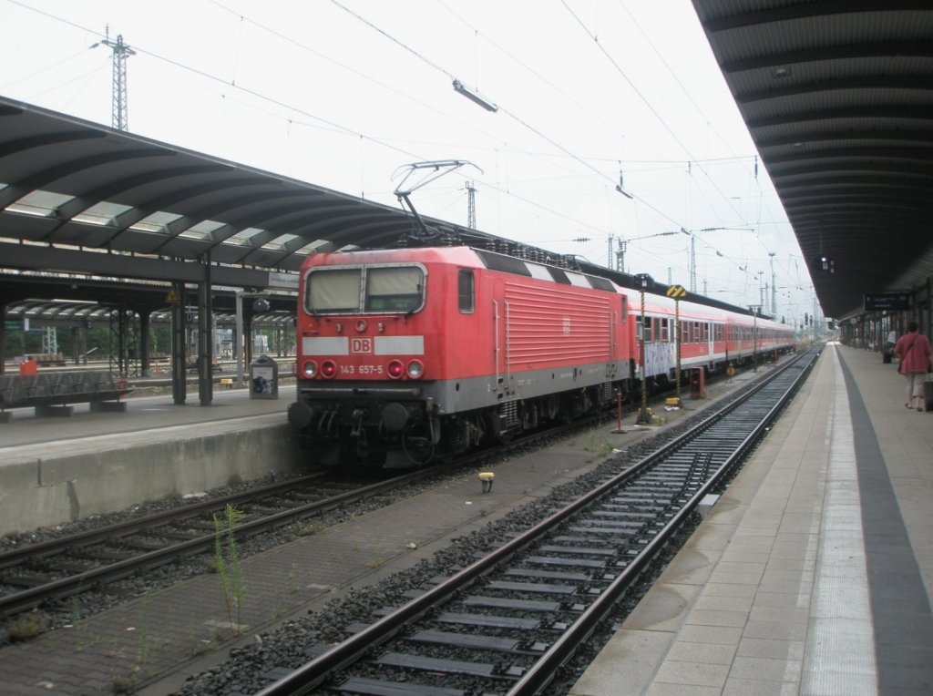Hier 143 657-5 mit RB50 von Frankfurt(Main) Hbf. nach Hanau Hbf., bei der Ausfahrt am 22.7.2010 aus Frankfurt(Main) Hbf.