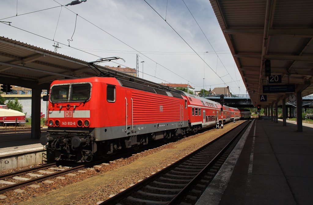 Hier 143 812-6 mit einem RE7 (RE18258) von Berlin Lichtenberg nach Wünsdorf-Waldstadt, bei der Ausfahrt am 26.5.2012 aus Berlin Lichtenberg.