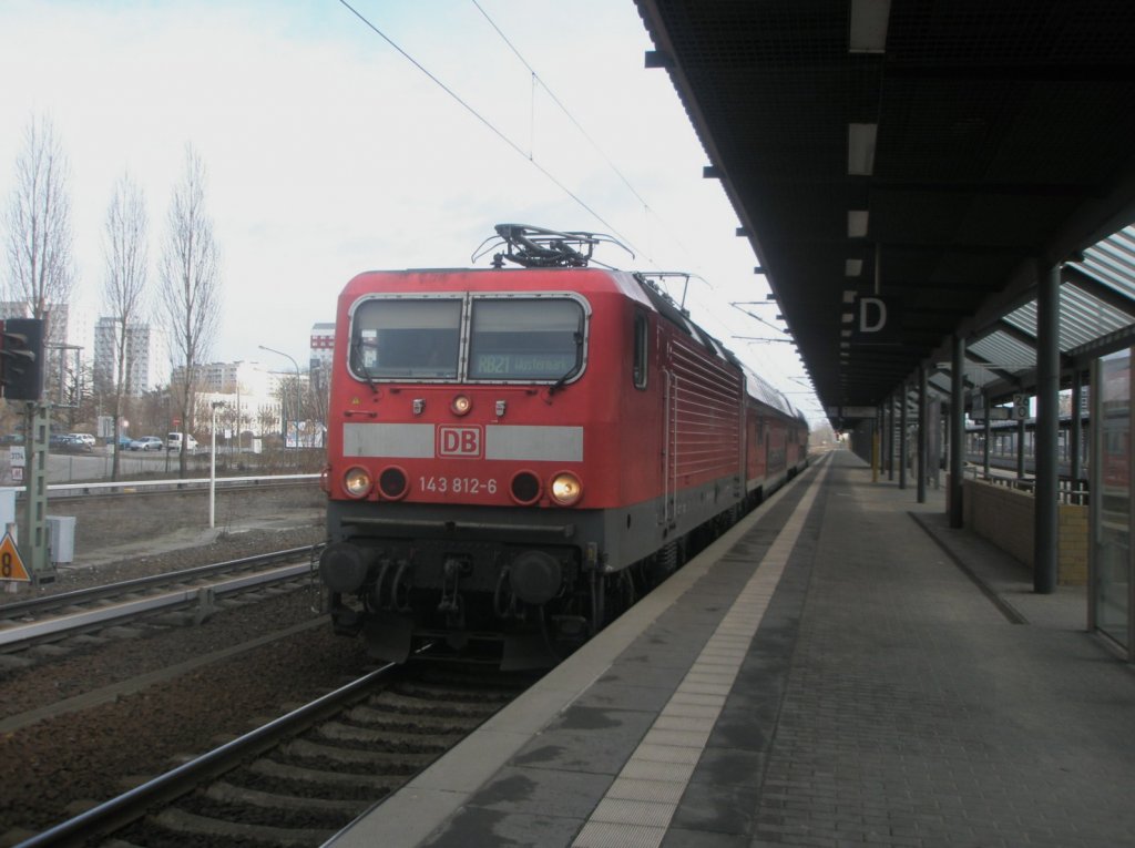 Hier 143 812-6 mit einer RB21 nach Wustermark, bei der Einfahrt am 27.2.2010 in Potsdam Hbf.