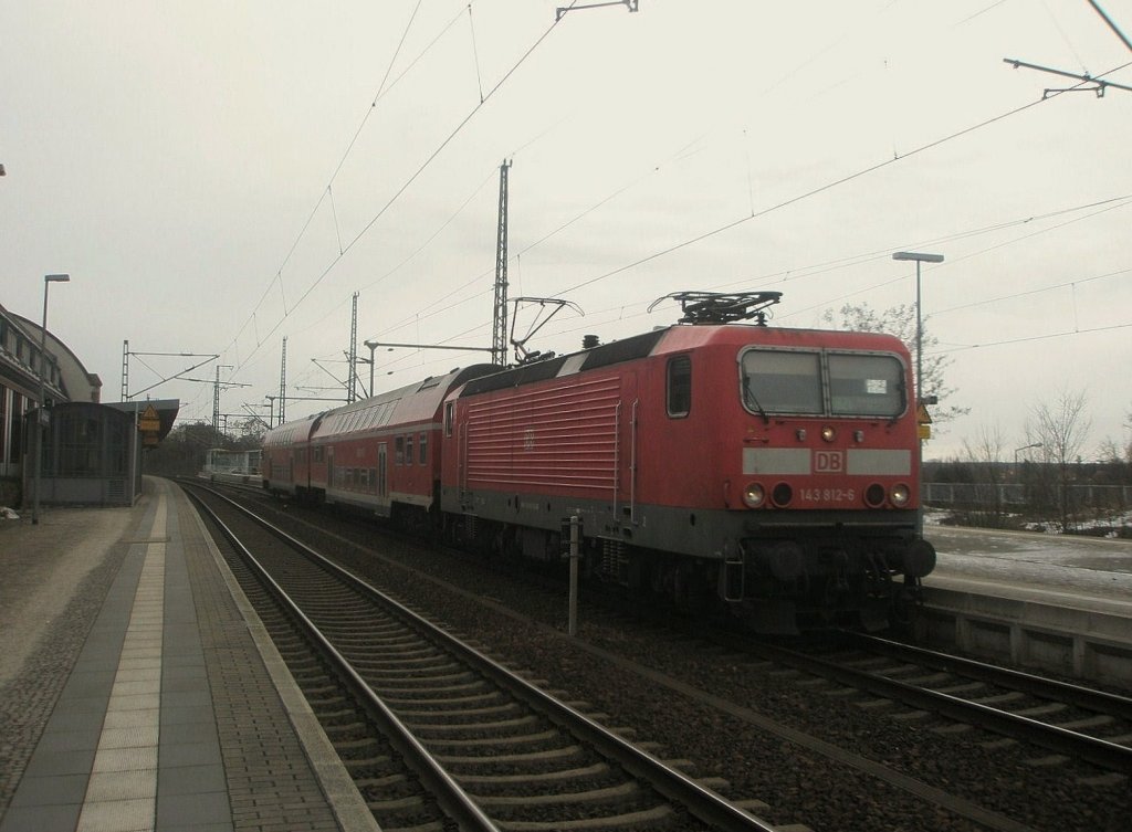Hier 143 812-6 mit einer RB21 nach Wustermark, dieser Zug stand am 27.2.2010 in Potsdam Park Sanssouci.