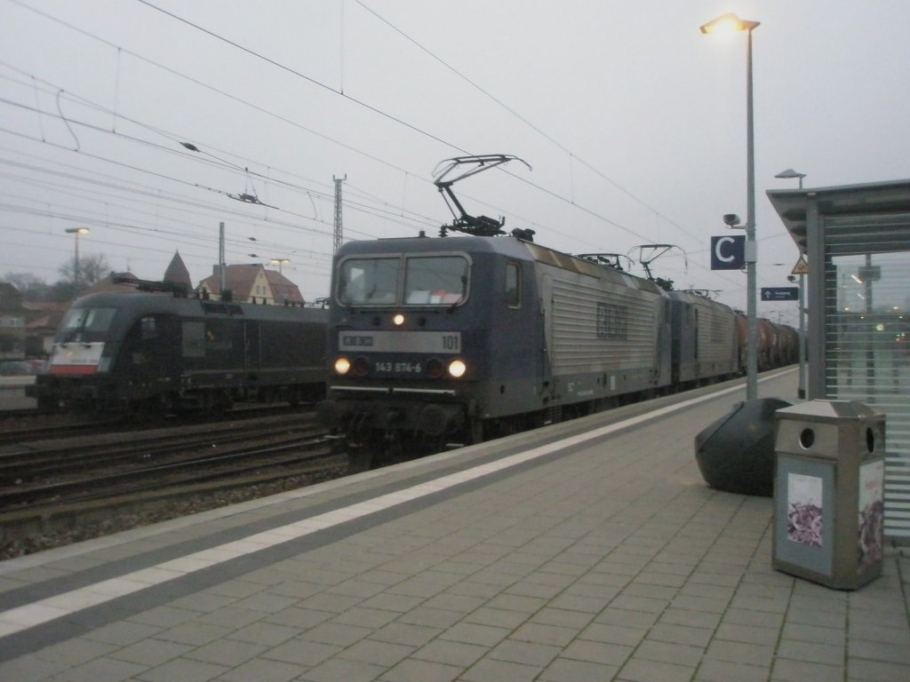 Hier 143 847-5 mit einem Kesselwagenzug nach Stendel, bei der Durchfahrt am 4.12.2009 durch Angermnde.