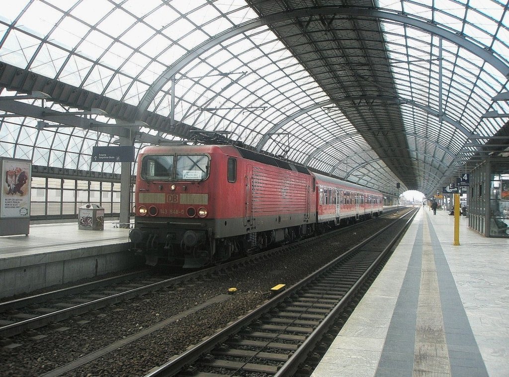 Hier 143 848-0 mit einer RB13 von Wustermark nach Berlin Hbf., bei der Einfahrt am 1.4.2010 in Berlin Spandau.