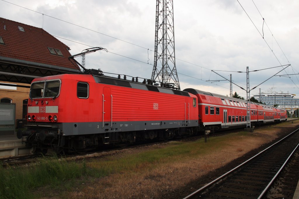 Hier 143 860-5 mit einer S1 von Warnemnde nach Rostock Hbf., dieser Zug stand am 15.6.2013 in Warnemnde.