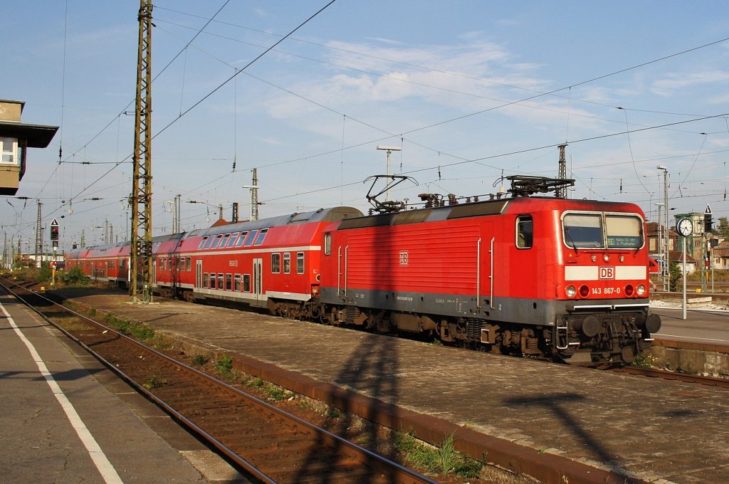 Hier 143 867-0 mit einem RE5 von Halle(Saale) Hbf. nach Leipzig Hbf., bei der Einfahrt am 3.10.2011 in Leipzig Hbf.