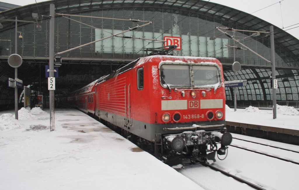 Hier 143 868-8 mit einer RB14 (RB18921) von Nauen nach Berlin Schönefeld Flughafen, bei der Ausfahrt am 10.3.2013 aus Berlin Hbf. 