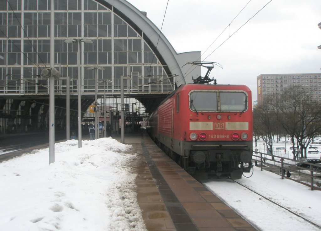 Hier 143 868-9 mit einer RB14 von Nauen nach Senftenberg, bei der Einfahrt am 3.2.2010 in Berlin Alexanderplatz.