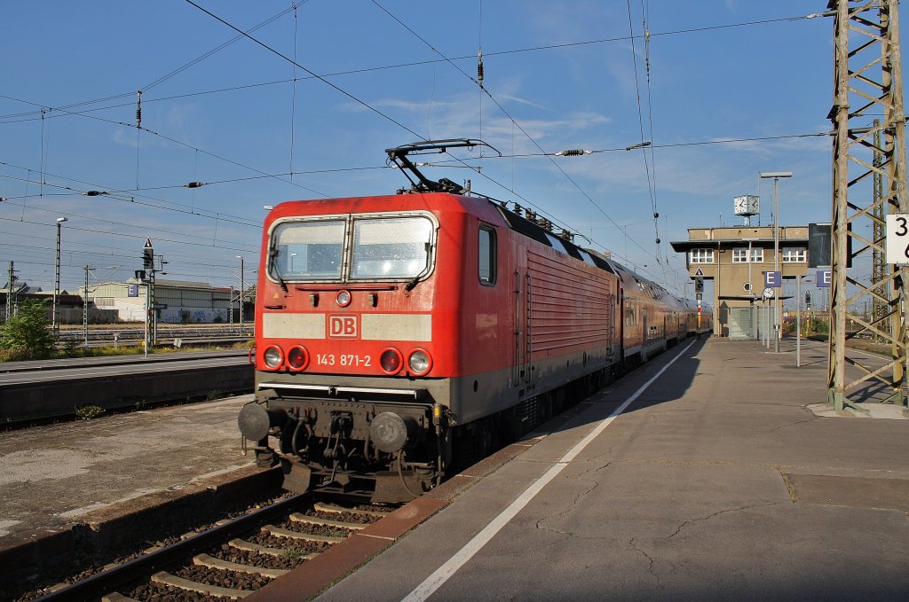 Hier 143 871-2 mit einer RB57 von Leipzig Hbf. nach Lutherstadt Wittenberg, bei der Ausfahrt am 3.10.2011 aus Leipzig Hbf.