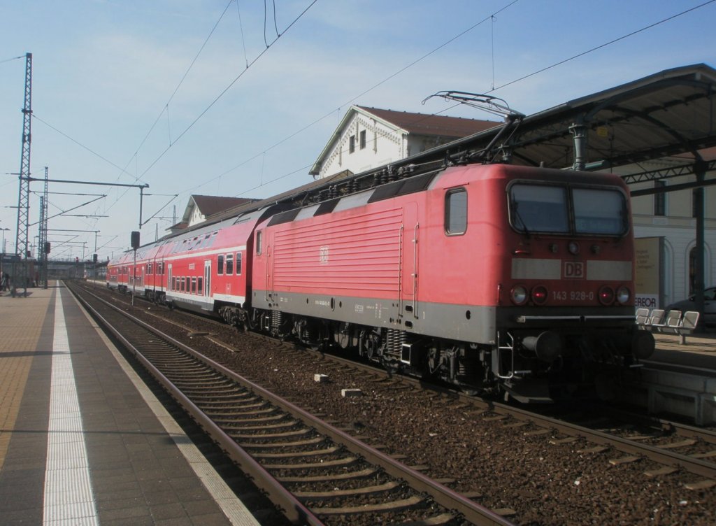 Hier 143 928-0 mit einer RB75 von Halle(Saale) Hbf. nach Nordhausen, bei der Einfahrt am 6.4.2010 in Norhausen.