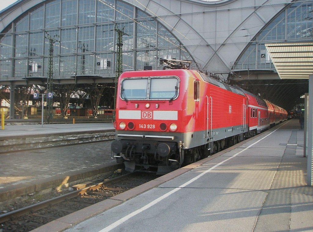 Hier 143 928 mit einem RE5 von Leipzig Hbf. nach Halle(Saale) Hbf., bei der Ausfahrt am 22.4.2011 aus Leipzig Hbf.