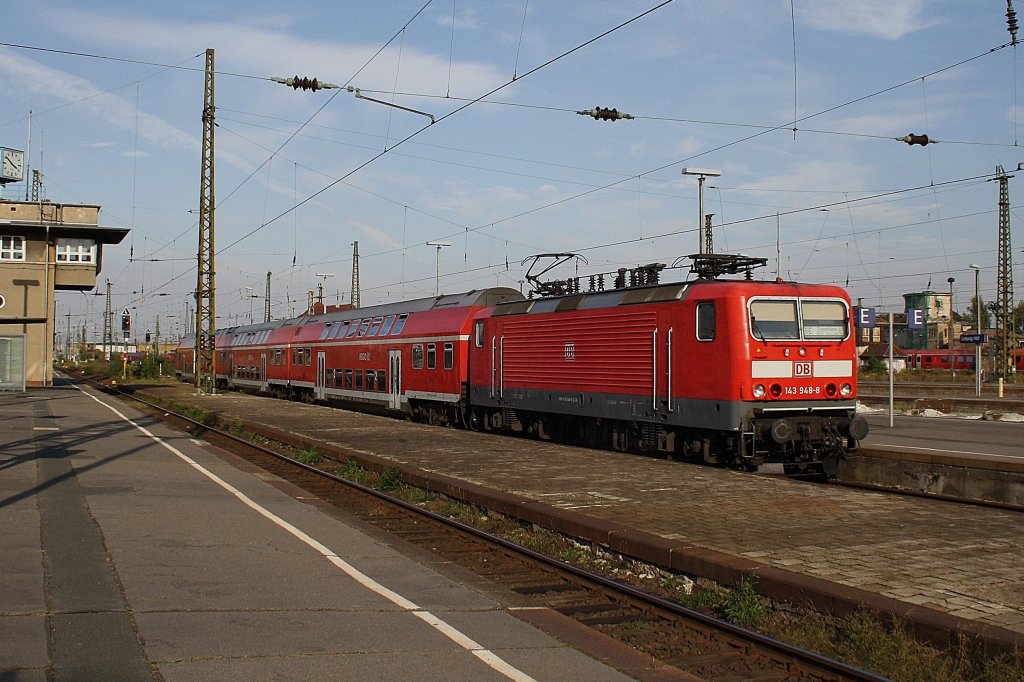 Hier 143 948-8 mit einem RE13 von Magdeburg Hbf. nach Leipzig Hbf., bei der Einfahrt am 3.10.2011 in Leipzig Hbf.