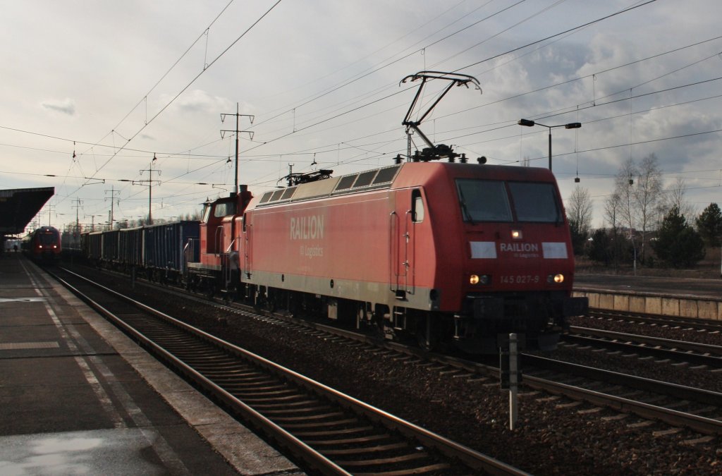 Hier 145 027-9 mit der Wagenlok 362 940-9 und einem Gterzug, bei der Durchfahrt am 6.2.2013 durch Berlin Schnefeld Flughafen, in Richtung Berlin Grnauer Kreuz.