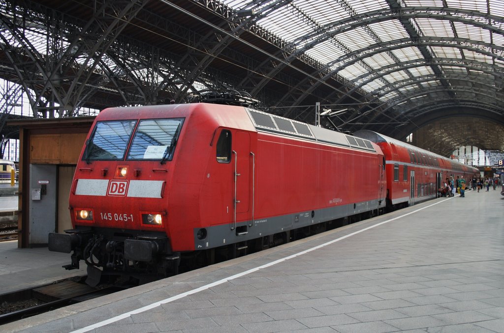 Hier 145 045-1 mit einem RE50 von Leipzig Hbf. nach Dresden Hbf., dieser Zug stand am 3.10.2011 in Leipzig Hbf.