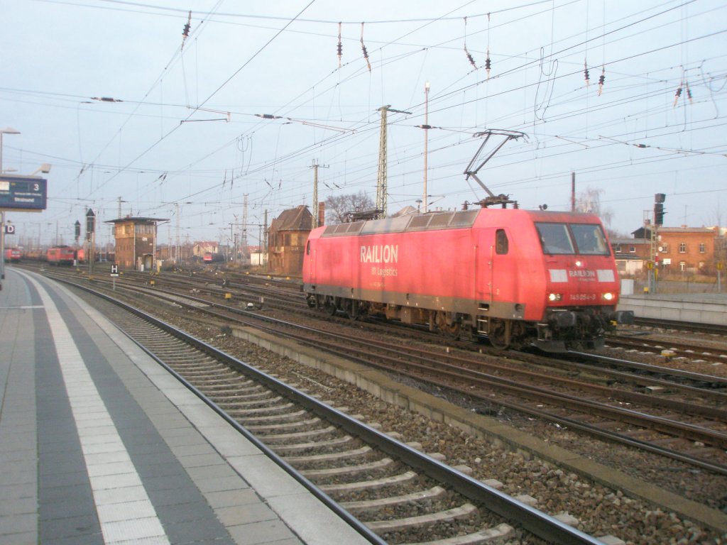 Hier 145 054-3, bei der Durchfahrt am 11.12.2009 durch Angermnde.