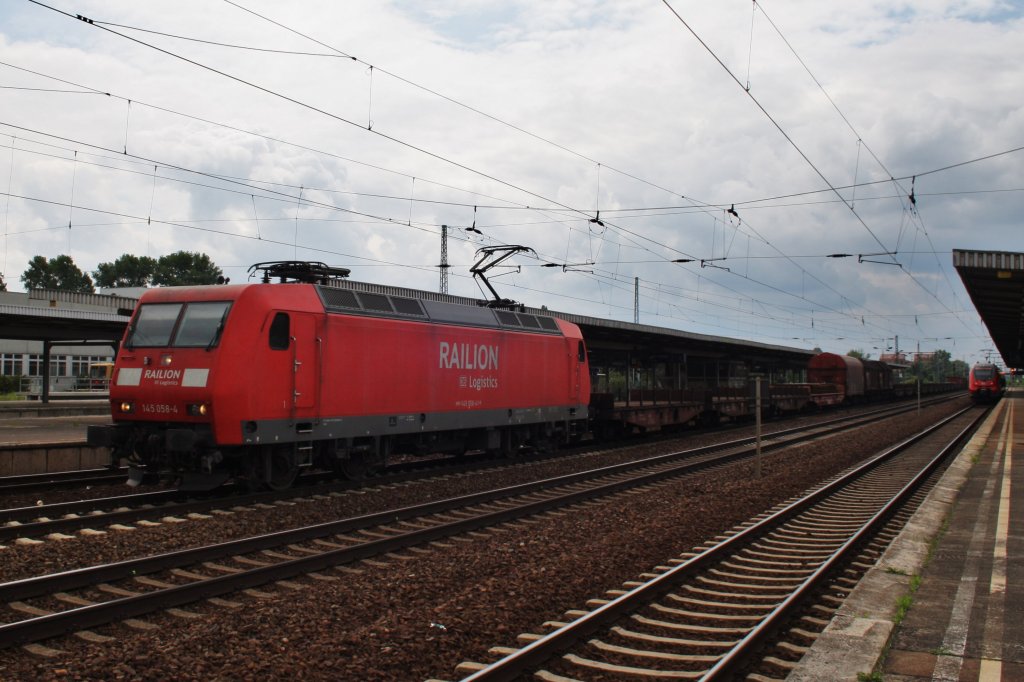 Hier 145 058-4 mit einem gemischten Gterzug, bei der Durchfahrt am 29.6.2013 durch Berlin Schnefeld Flughafen, in Richtung Berlin Grnauer Kreuz.