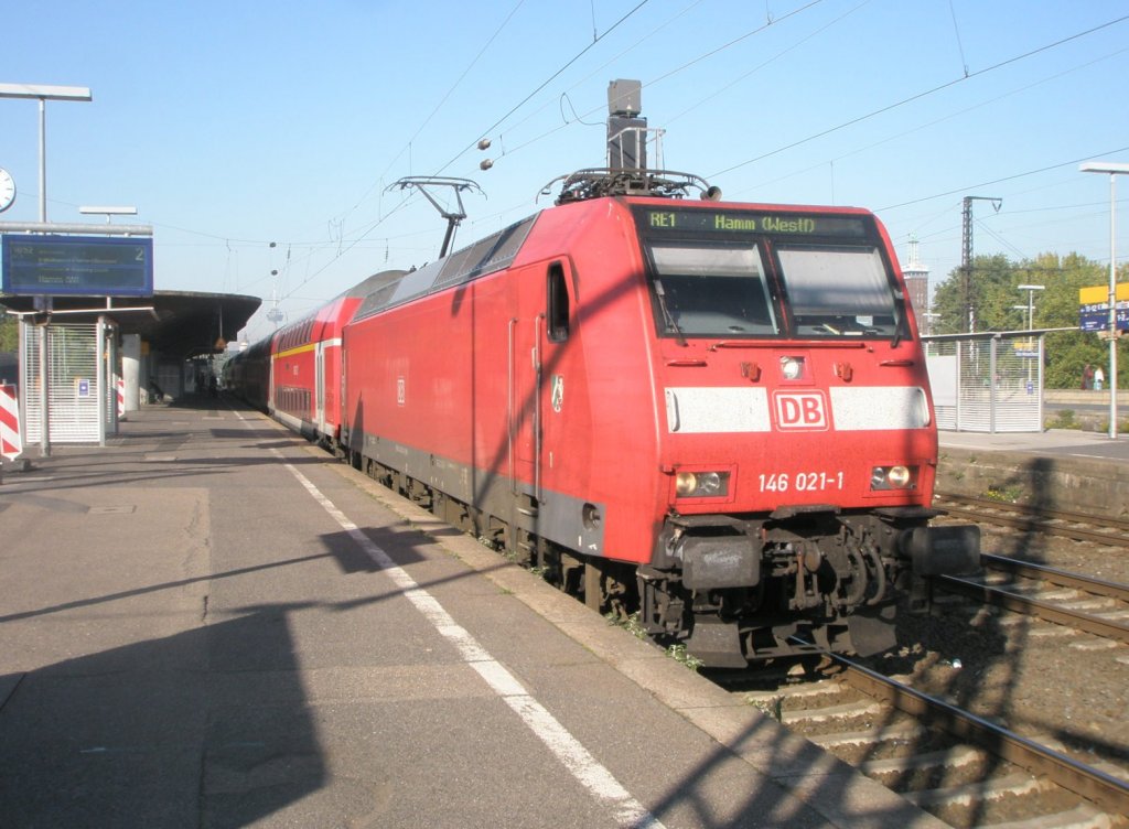 Hier 146 021-1 mit einem RE1 von Aachen Hbf. nach Hamm(Westf), bei der Ausfahrt am 14.10.2010 aus Kln Messe/Deutz.