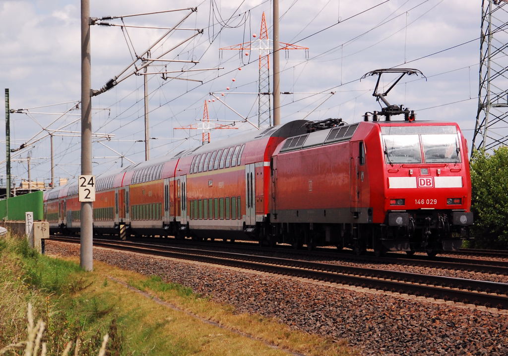 Hier ist die 146 029 zusehen, wie sie einen RE 1 von Aachen nach Hamm bei Sindorf schiebt.....am Sonntagnachmittag den 17.6.2012