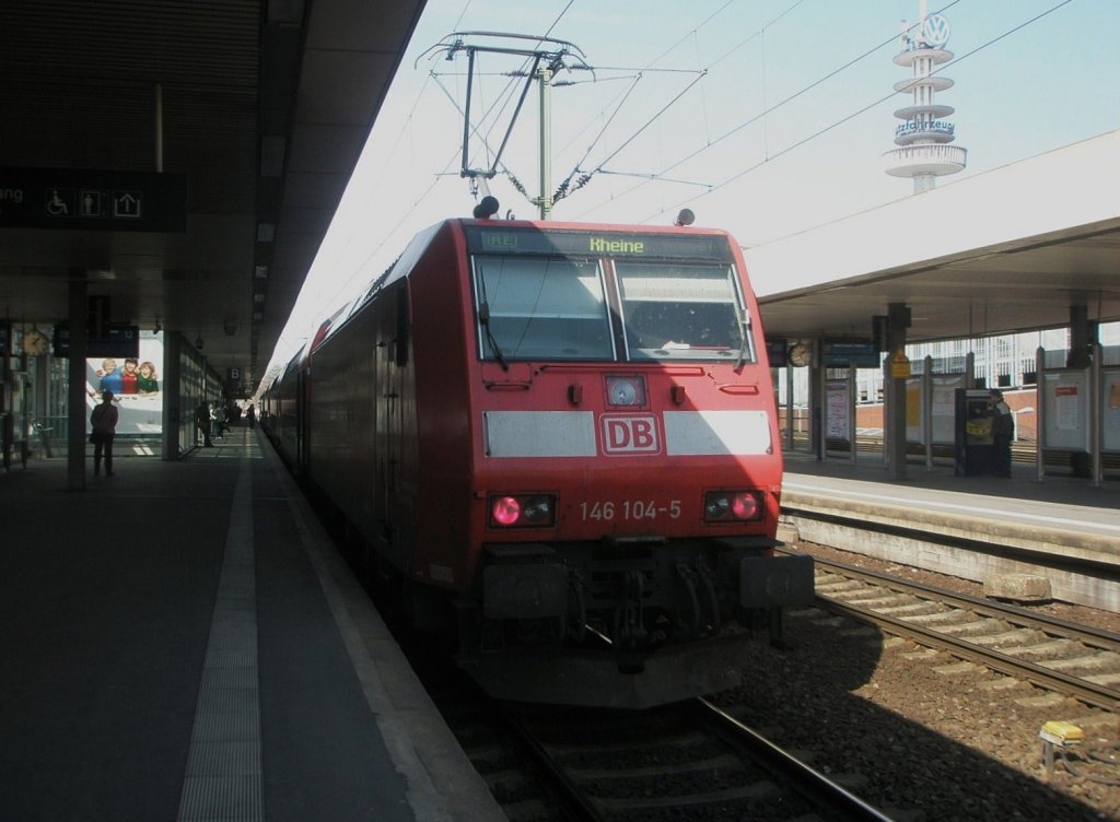 Hier 146 104-5 mit RE14010 von Braunschweig Hbf. nach Rheine, dieser Zug stand am 7.4.2010 in Hannover Hbf.