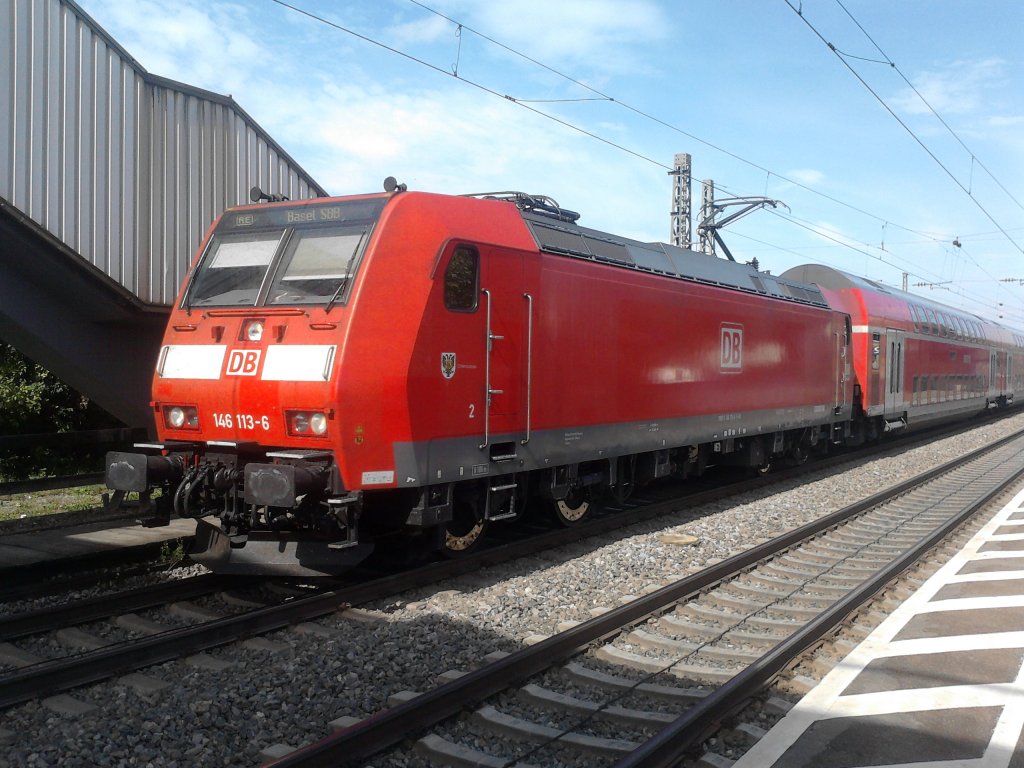 Hier 146 113-6 mit RE 5341 und +8 min. in Orschweier. (17.09.2012)