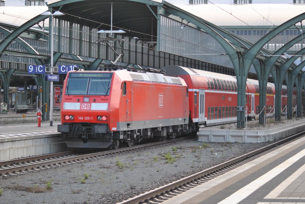 Hier 146 120-1 im Hauptbahnhof von Darmstadt. Aufgenommen am 29.12.2011.