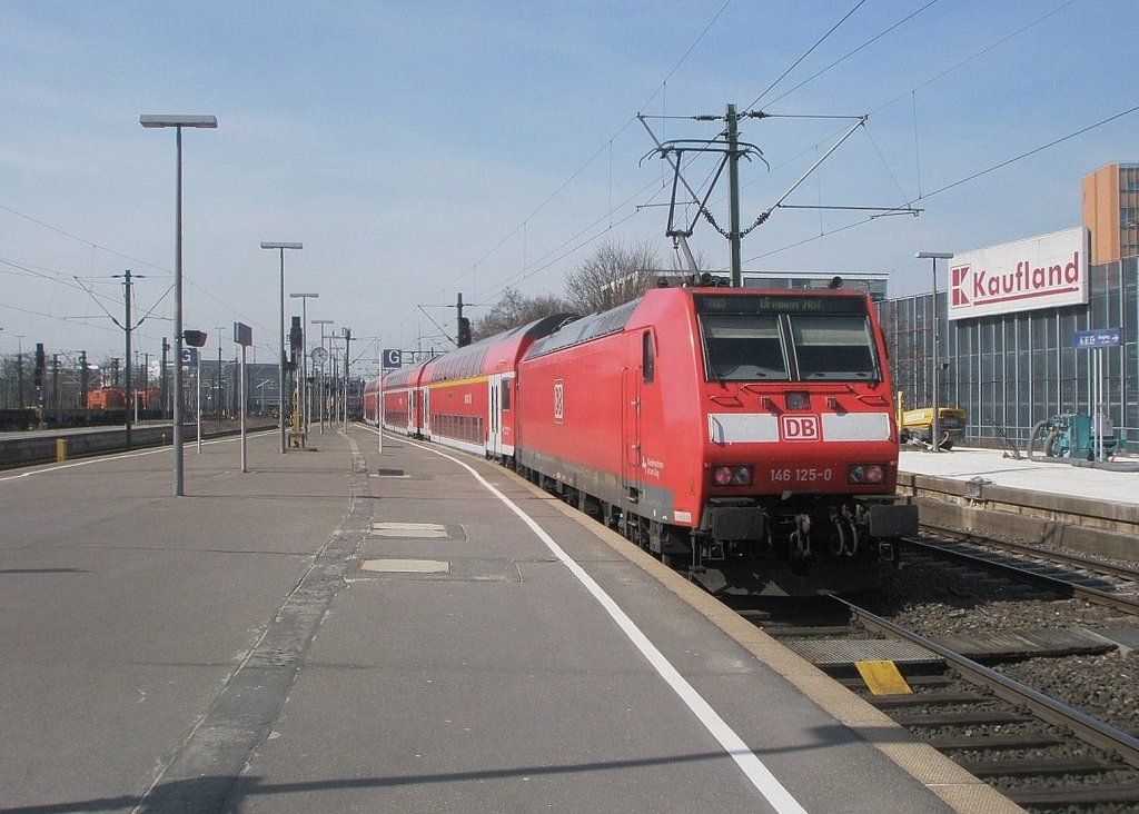 Hier 146 125-0 mit RE4420 von Hannover Hbf. nach Bremen Hbf., bei der Ausfahrt am 7.4.2010 aus Hannover Hbf.