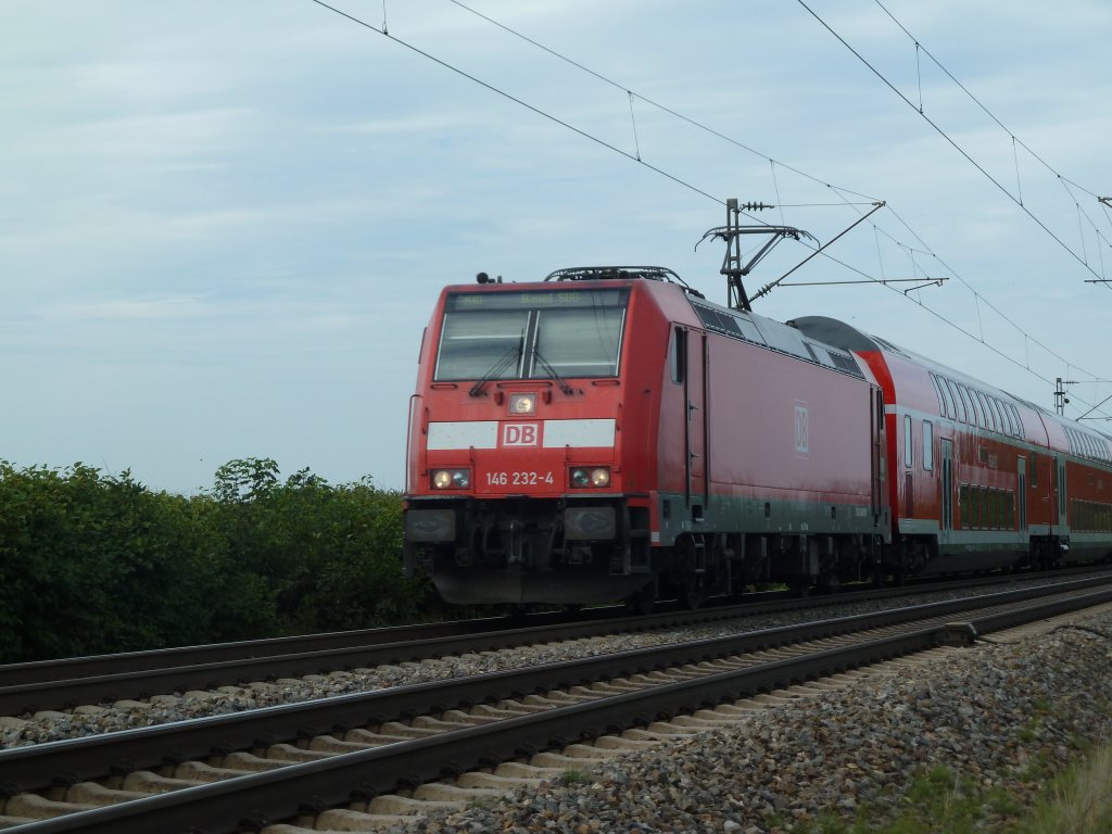 Hier ist 146 232-4 mit ihrer RE kurz vor Mllheim (Baden). (14.08.2012)