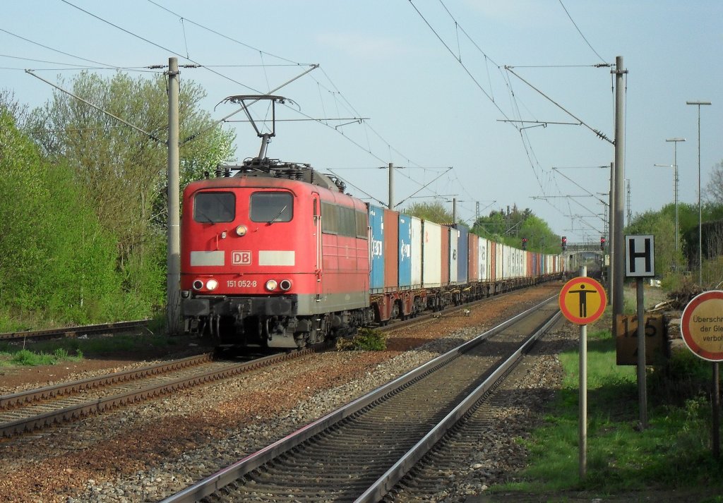 Hier ist die 151 052 -8 mit einem Gterzug in Kfering am 29.04.2010 .