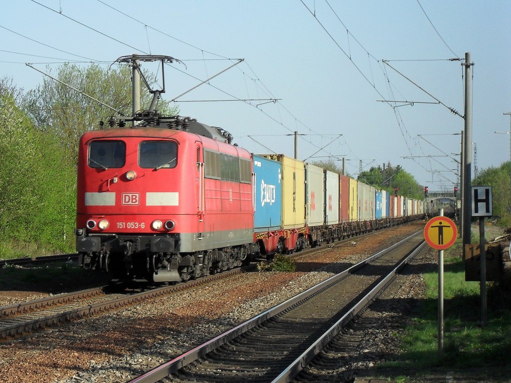 Hier ist die 151 053 -6 in K�fering am 28.04.2010 mit einem G�terzug.