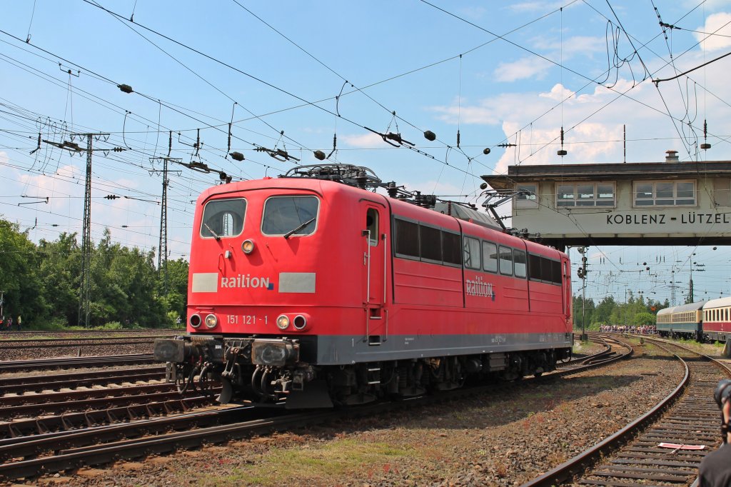 Hier ist 151 121-1 am sonnigen 08.06.2013 auf der Fahrzeugparade vom DB Museum in Koblenz-Ltzel.