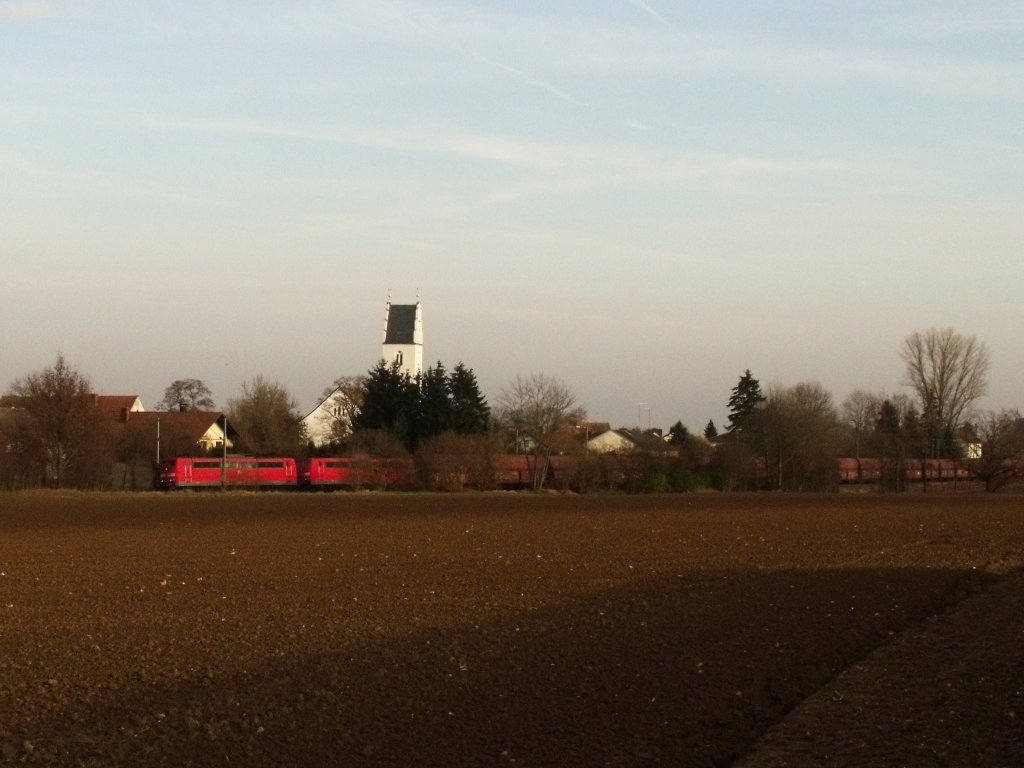 Hier eine 151'er Doppeltraktion ( 151 020  -5 und 151 152 -6) im Hintergrund die Mooshamer Kircher. (20.11.2009, IN der Nhe von Moosham)