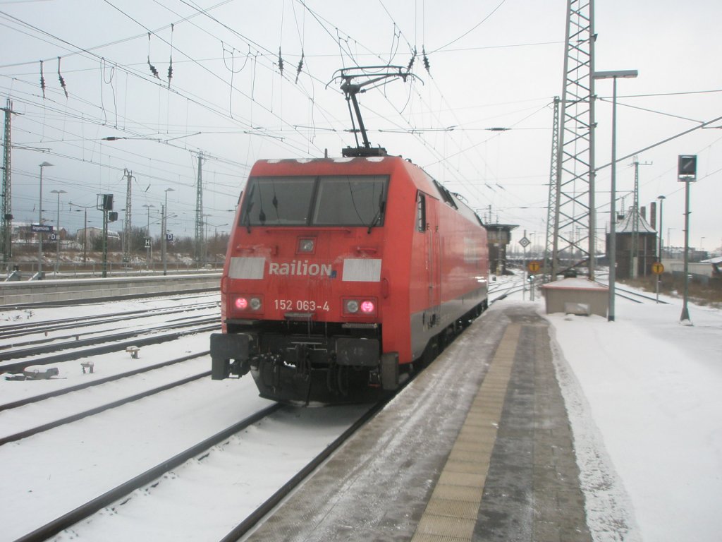 Hier 152 063-4, bei der Durchfahrt am 21.12.2009 durch Angermnde.