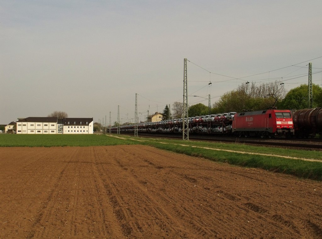 Hier ist die 152 095 mit einem Autozug von Seat am 23.04.2010 in Mangolding unterwegs. 