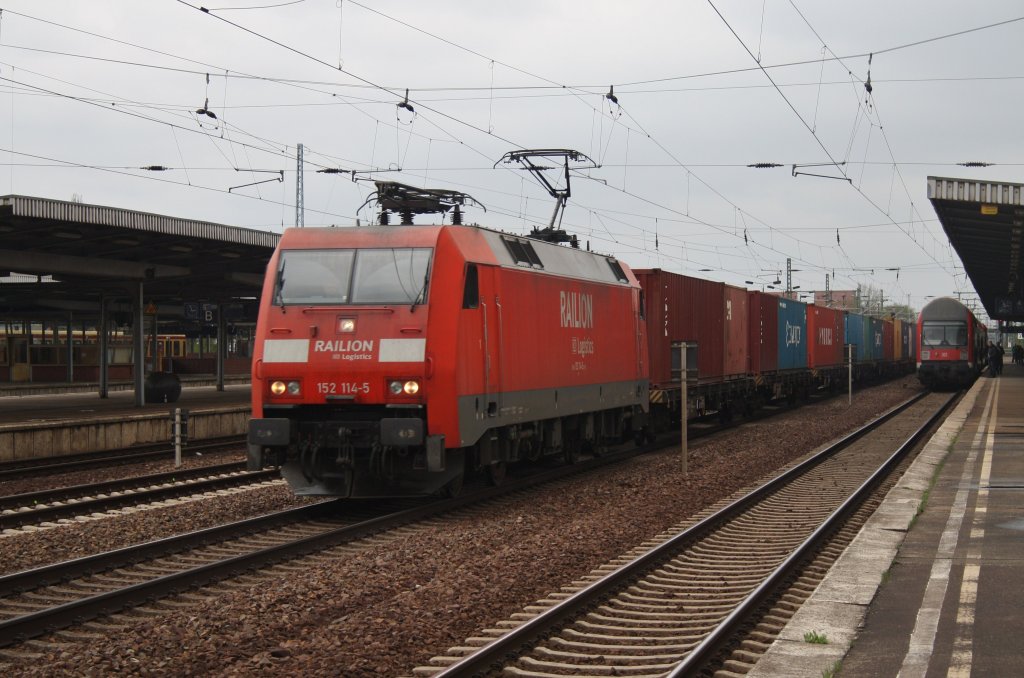 Hier 152 114-5 mit einem Containerzug, bei der Durchfahrt am 27.4.2013 durch Berlin Schnefeld Flughafen, in Richtung Berlin Grnauer Kreuz.