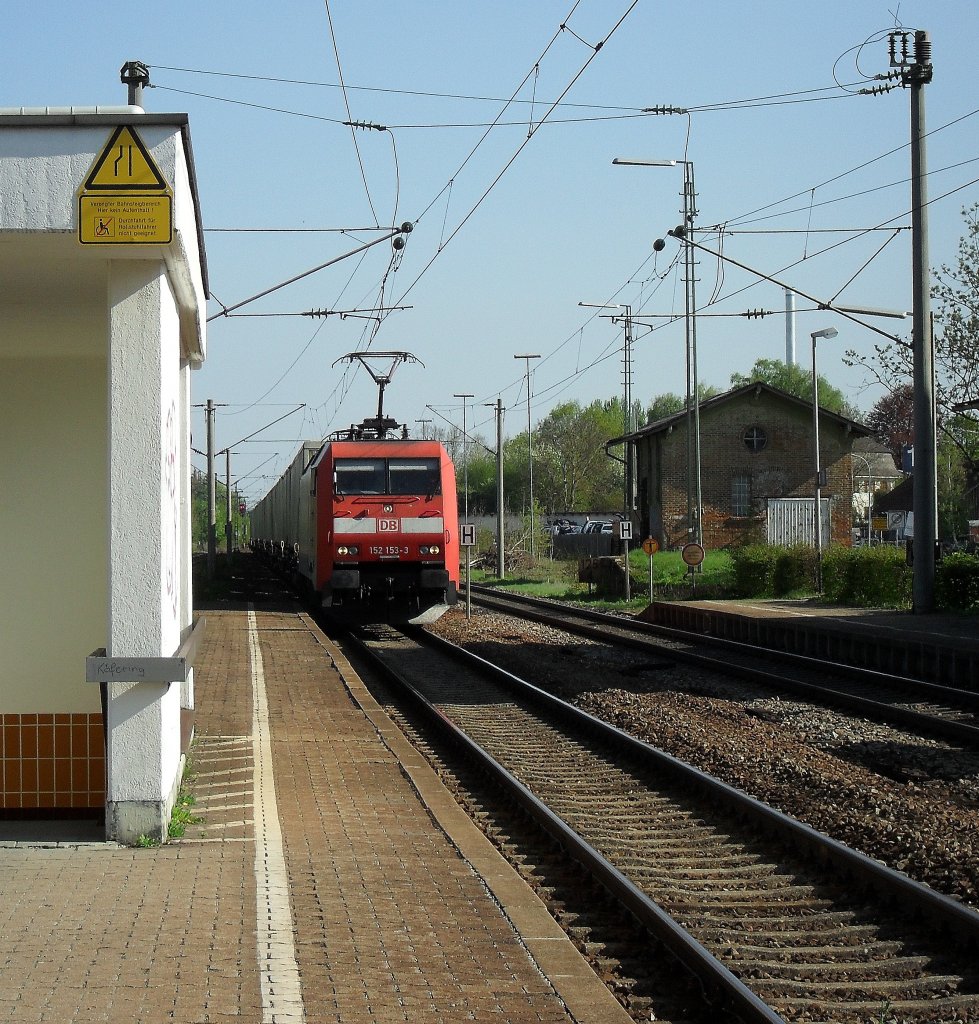 Hier ist die 152 153 -3 mit einem Gterzug am 28.04.2010 in Kfering.