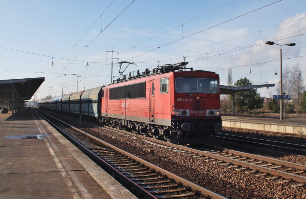 Hier 155 070-6 mit einem Schttgutwagenzug, bei der Durchfahrt am 6.2.2013 durch Berlin Schnefeld Flughafen, in Richtung Berlin Grnauer Kreuz.
