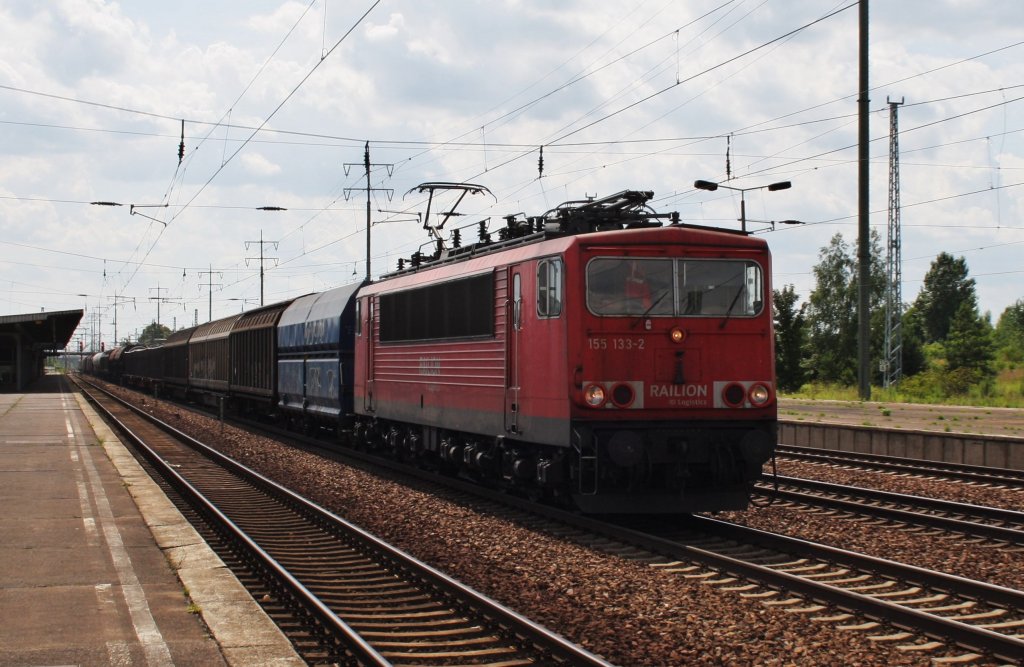 Hier 155 133-2 mit einem gemischten Gterzug, bei der Durchfahrt am 1.7.2013 durch Berlin Schnefeld Flughafen, in Richtung Berlin Grnauer Kreuz.