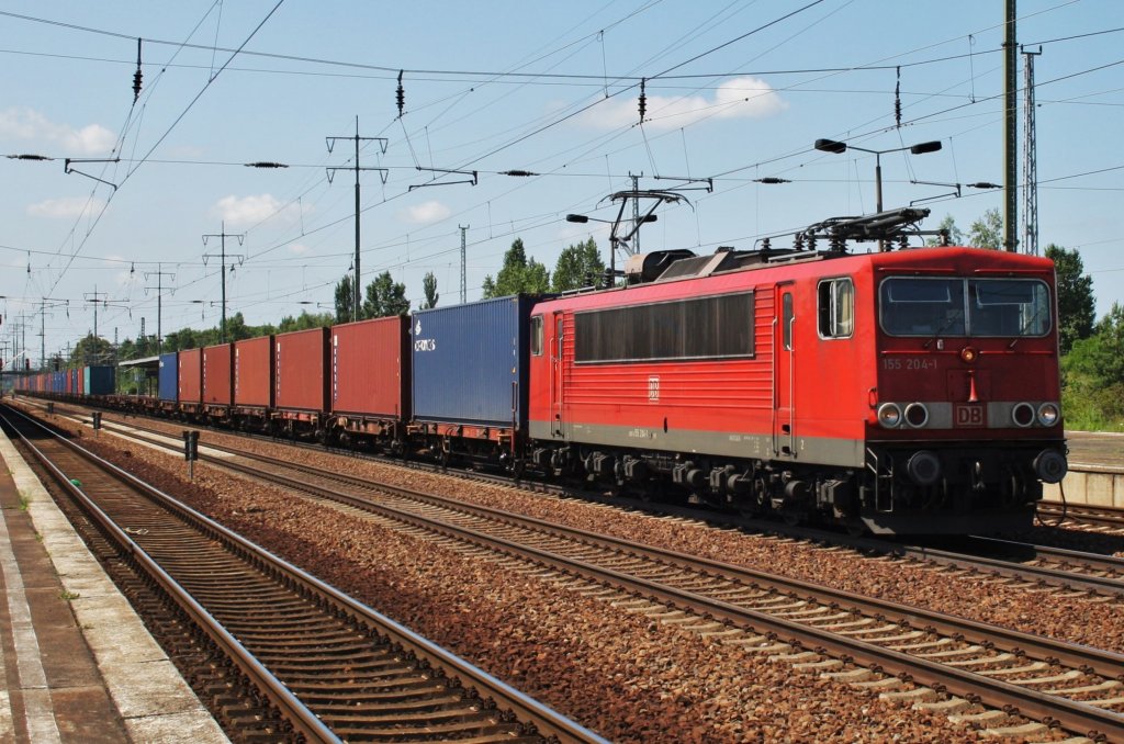 Hier 155 204-1 mit einem Contaierzug, bei der Durchfahrt am 6.7.2013 durch Berlin Schnefeld Flughafen, in Richtung Berlin Grnauer Kreuz.