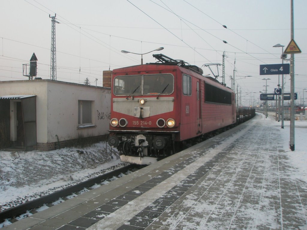 Hier 155 214-0 mit einem Gterzug in Richtung Berlin, bei der Durchfahrt am 19.12.2009 durch Angermnde.