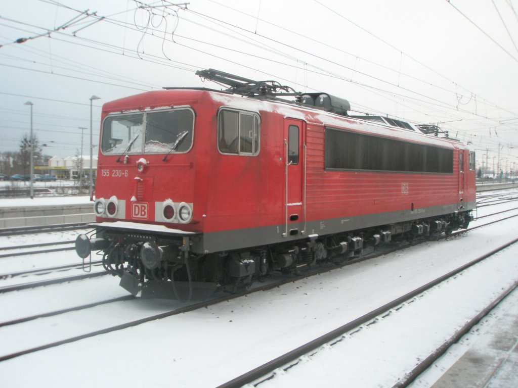 Hier 155 230-6, abgestellt am 21.12.2009 in Angermnde.