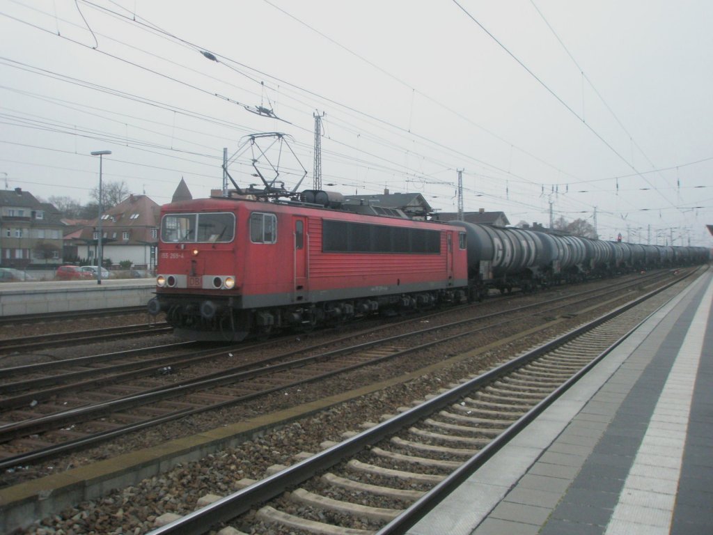 Hier 155 259-4 mit einem Kesselwagenzug nach Stendel, bei der Durchfahrt am 5.12.2009 durch Angermnde.