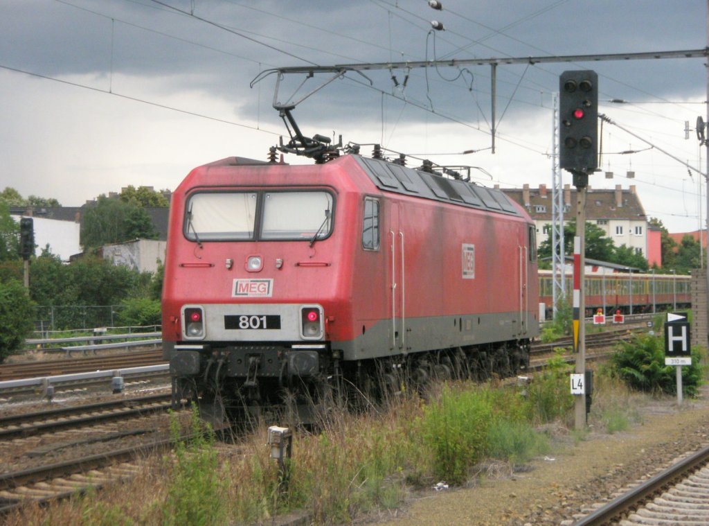Hier 156 001-0 der MEG, bei der Durchfahrt am 18.6.2011 durch Berlin Lichtenberg.