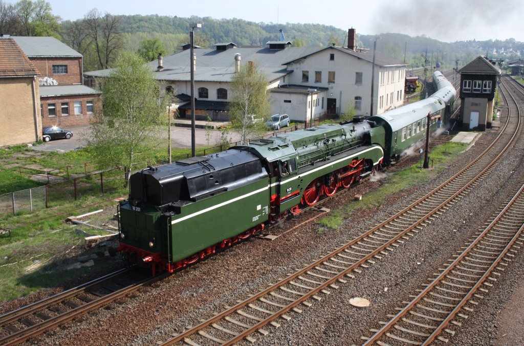 Hier 18 201 mit einem Sonderzug von Chemnitz nach Wroclaw Glowny, bei der Ausfahrt am 22.4.2011 aus Nossen in Richtung Chemnitz.