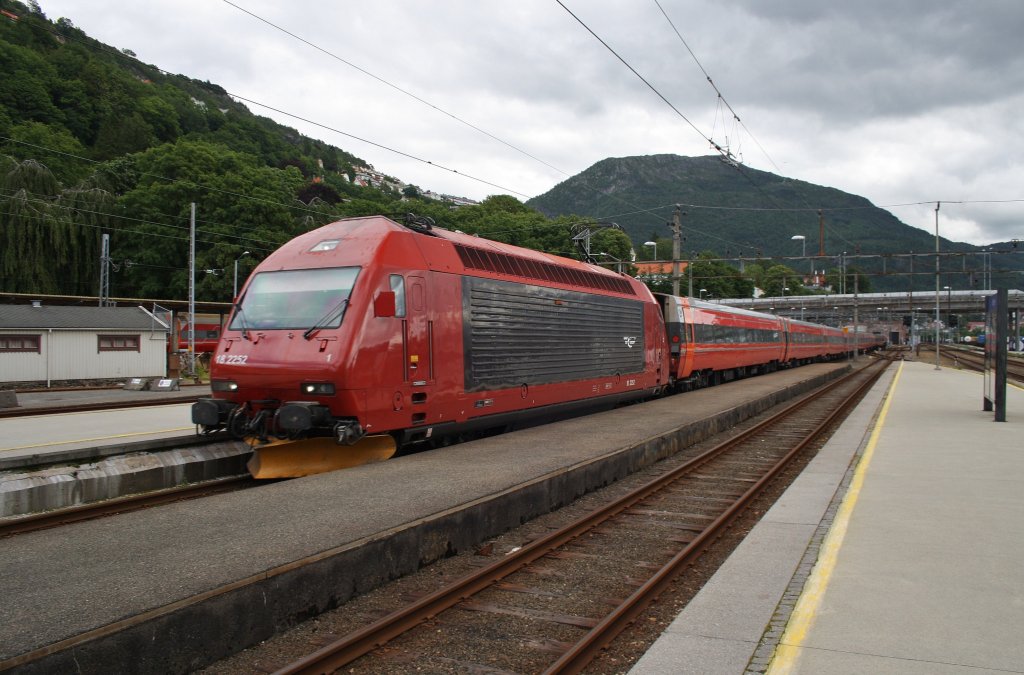Hier 18 2252 mit einem Schnellzug von Oslo S nach Bergen S, bei der Einfahrt am 25.7.2012 in Bergen S.
